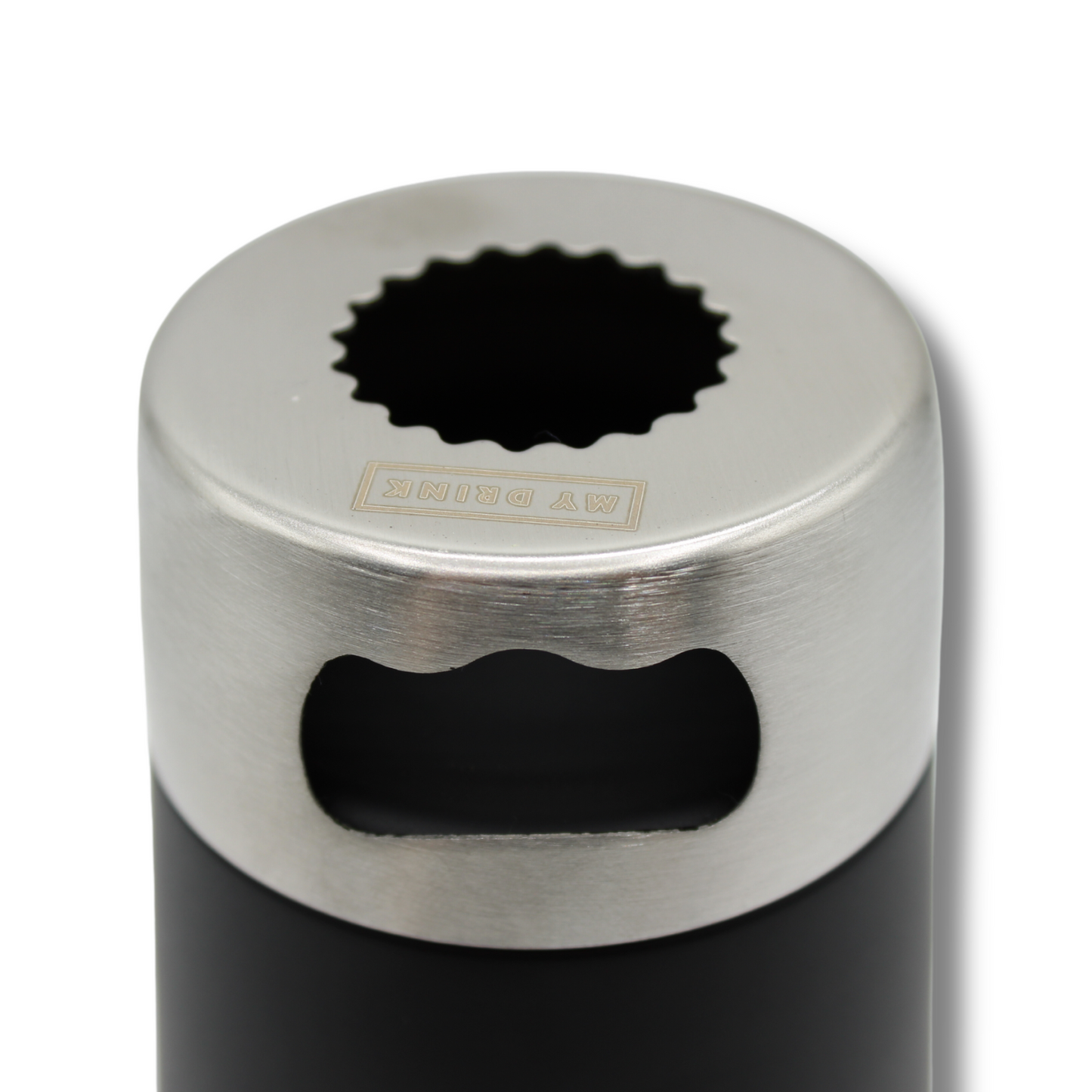 VASO NEGRO CON DESTAPADOR ESCUDO CLUB SANTOS LAGUNA MONOCROMATICO