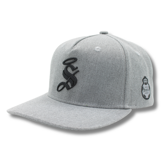 SNAPBACK SEMIFLAT CAP CSL EN COLOR GRIS