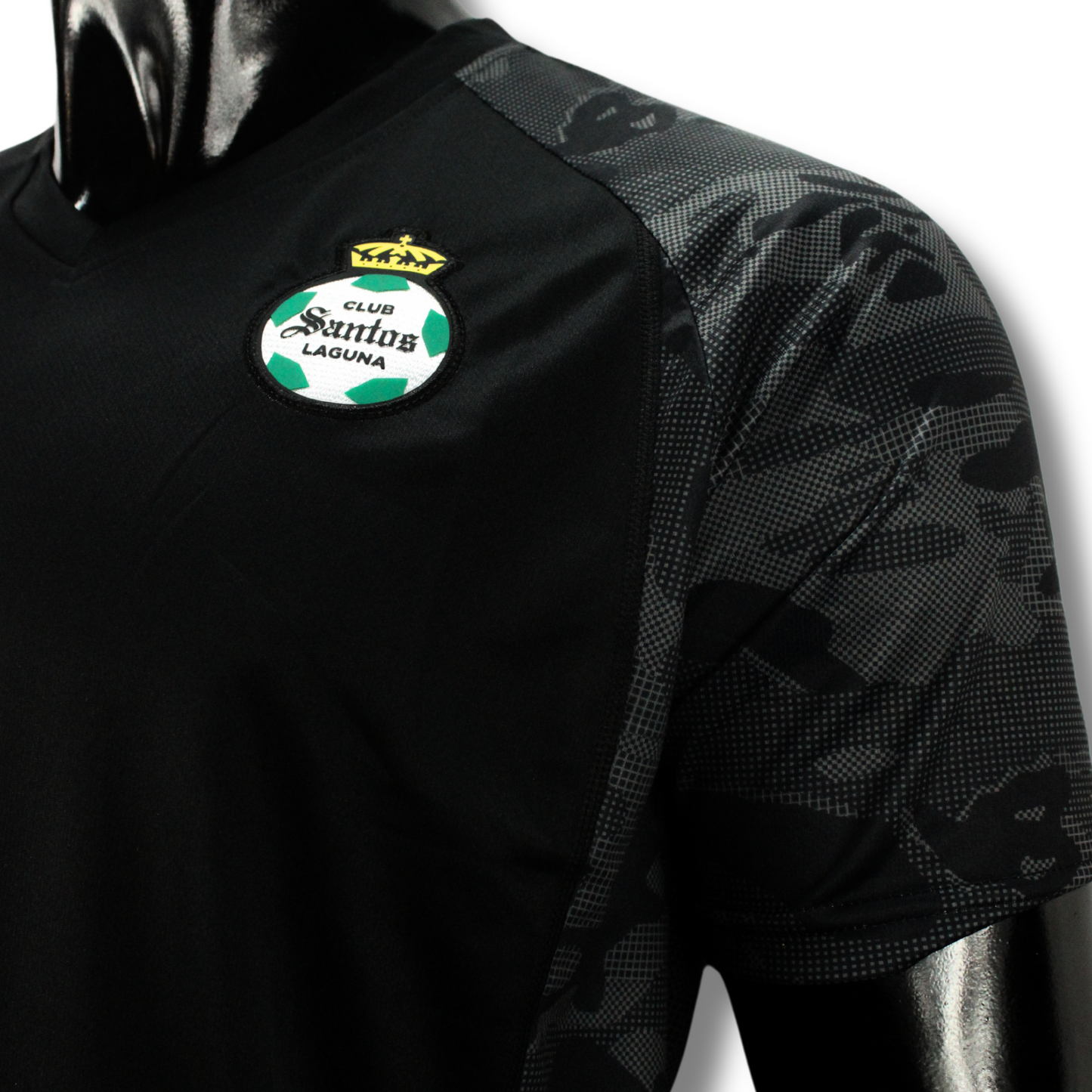 PLAYERA DEPORTIVA CAMUFLAJE CLUB SANTOS EN COLOR NEGRO