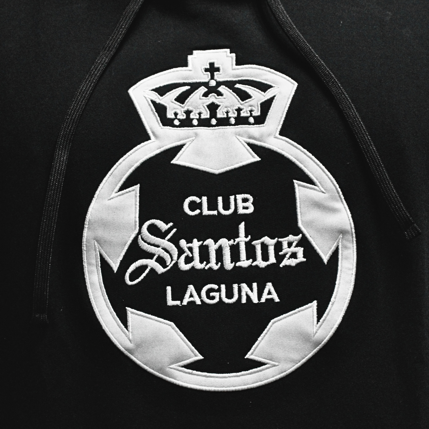 SUDADERA GUERRERA ESCUDO BLACK AND WHITE