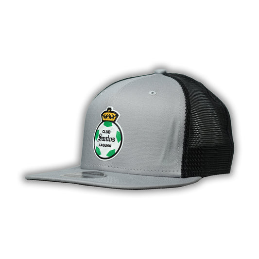 GORRA LOGO SANTOS EN COLOR GRIS/NEGRO