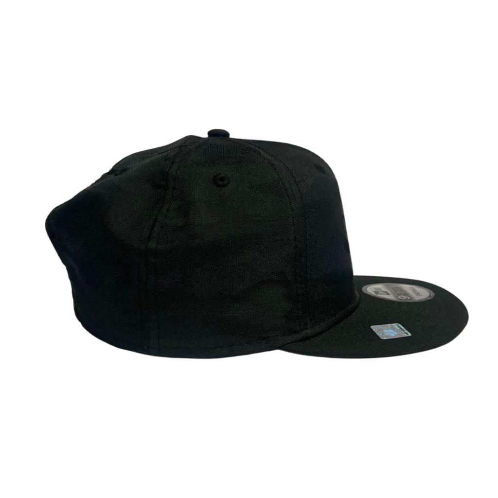 GORRA FLAT BLACK CAMOUFLAGE CON PARCHE TEXTURIZADO