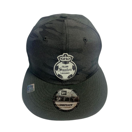 GORRA FLAT BLACK CAMOUFLAGE CON PARCHE TEXTURIZADO