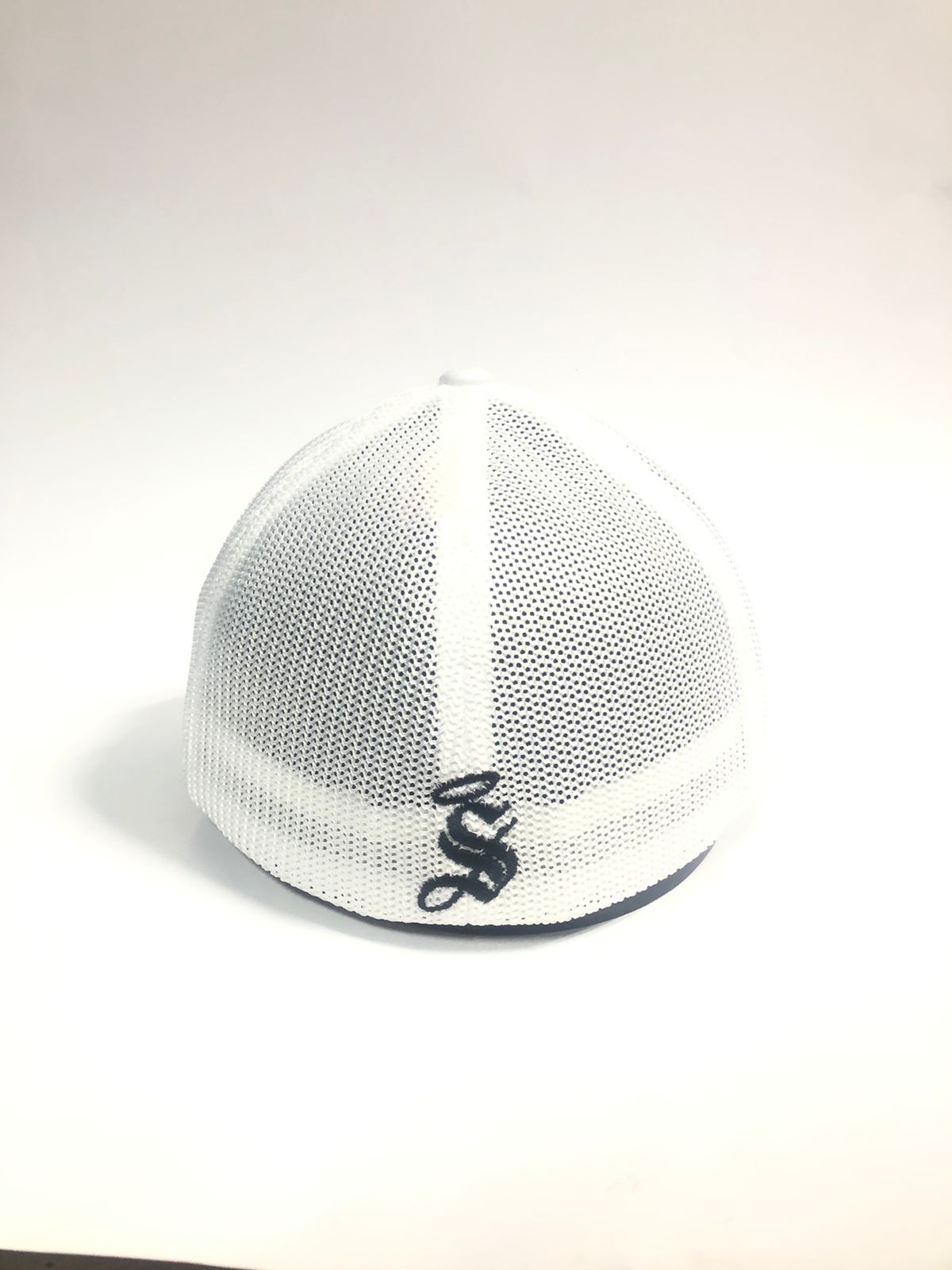 GORRA FLEXFIT BLANCA SANTOSL. ESCUDO BLANCO/NEGRO.