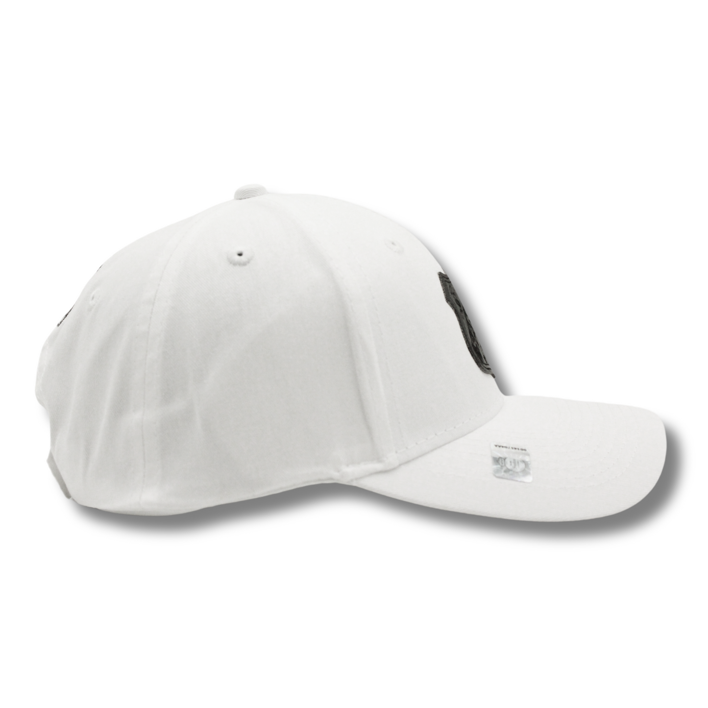 GORRA CASUAL EN COLOR BLANCO CON ESCUDO RETRO