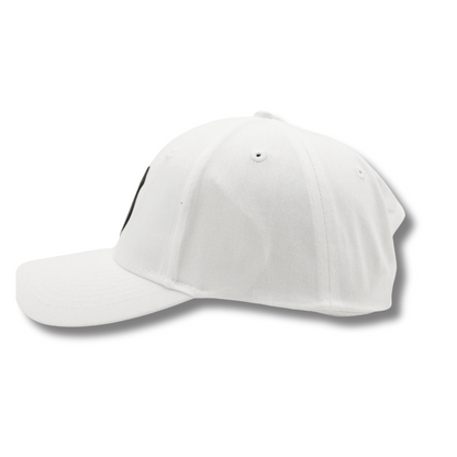 GORRA CASUAL EN COLOR BLANCO CON ESCUDO RETRO