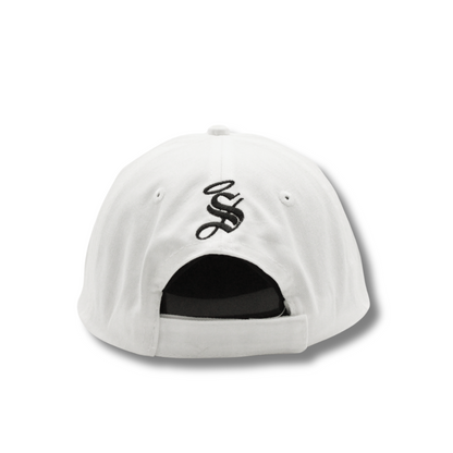 GORRA CASUAL EN COLOR BLANCO CON ESCUDO RETRO