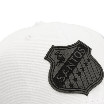 GORRA CASUAL EN COLOR BLANCO CON ESCUDO RETRO