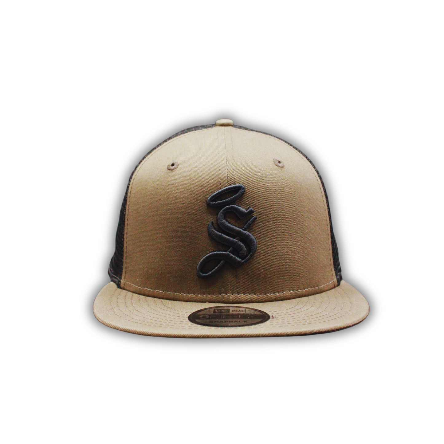 GORRA FLAT BROWN CON ESCUDO "S"