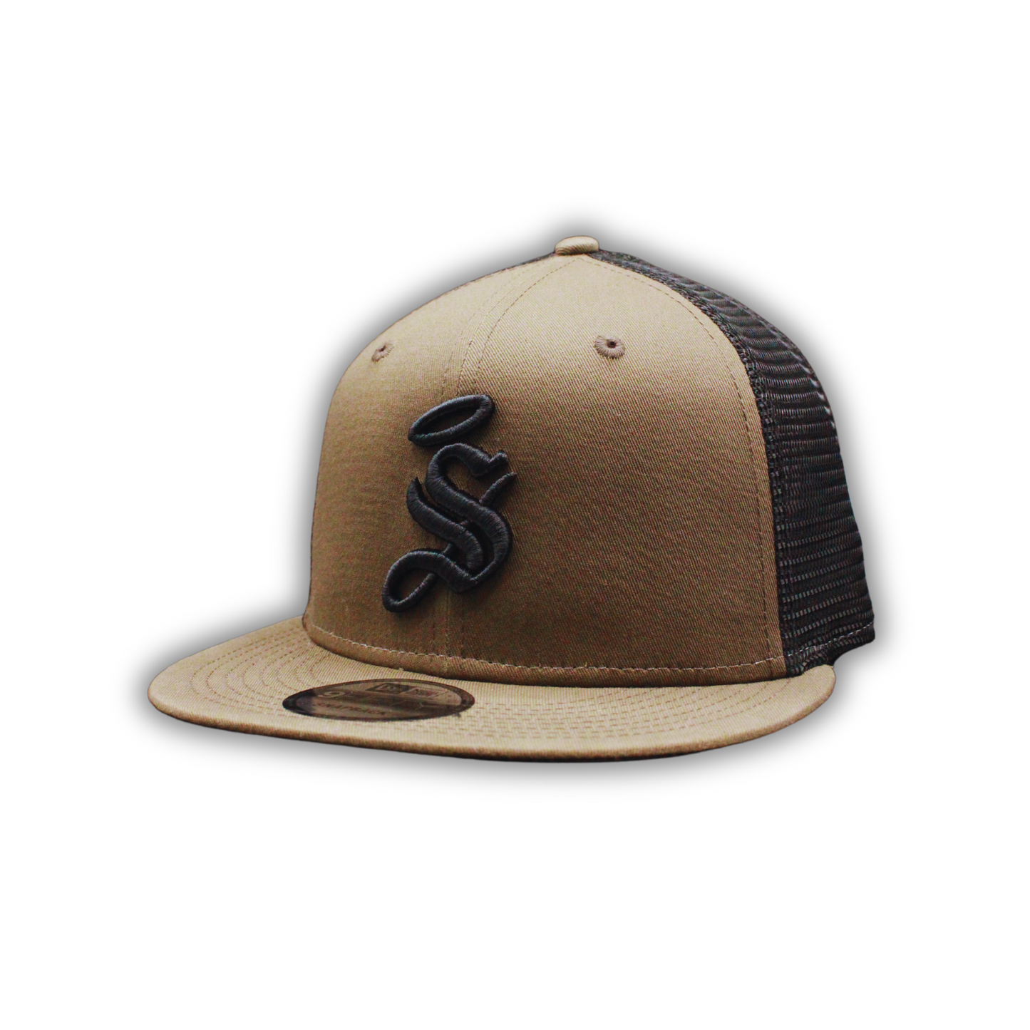 GORRA FLAT BROWN CON ESCUDO "S"