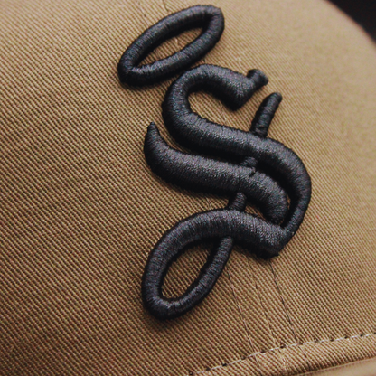 GORRA FLAT BROWN CON ESCUDO "S"