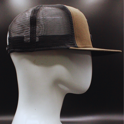 GORRA FLAT BROWN CON ESCUDO "S"