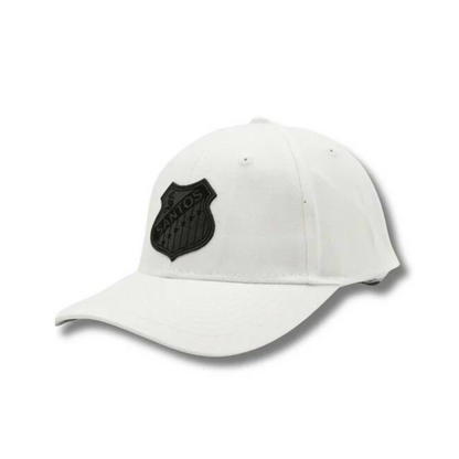 GORRA CASUAL EN COLOR BLANCO CON ESCUDO RETRO