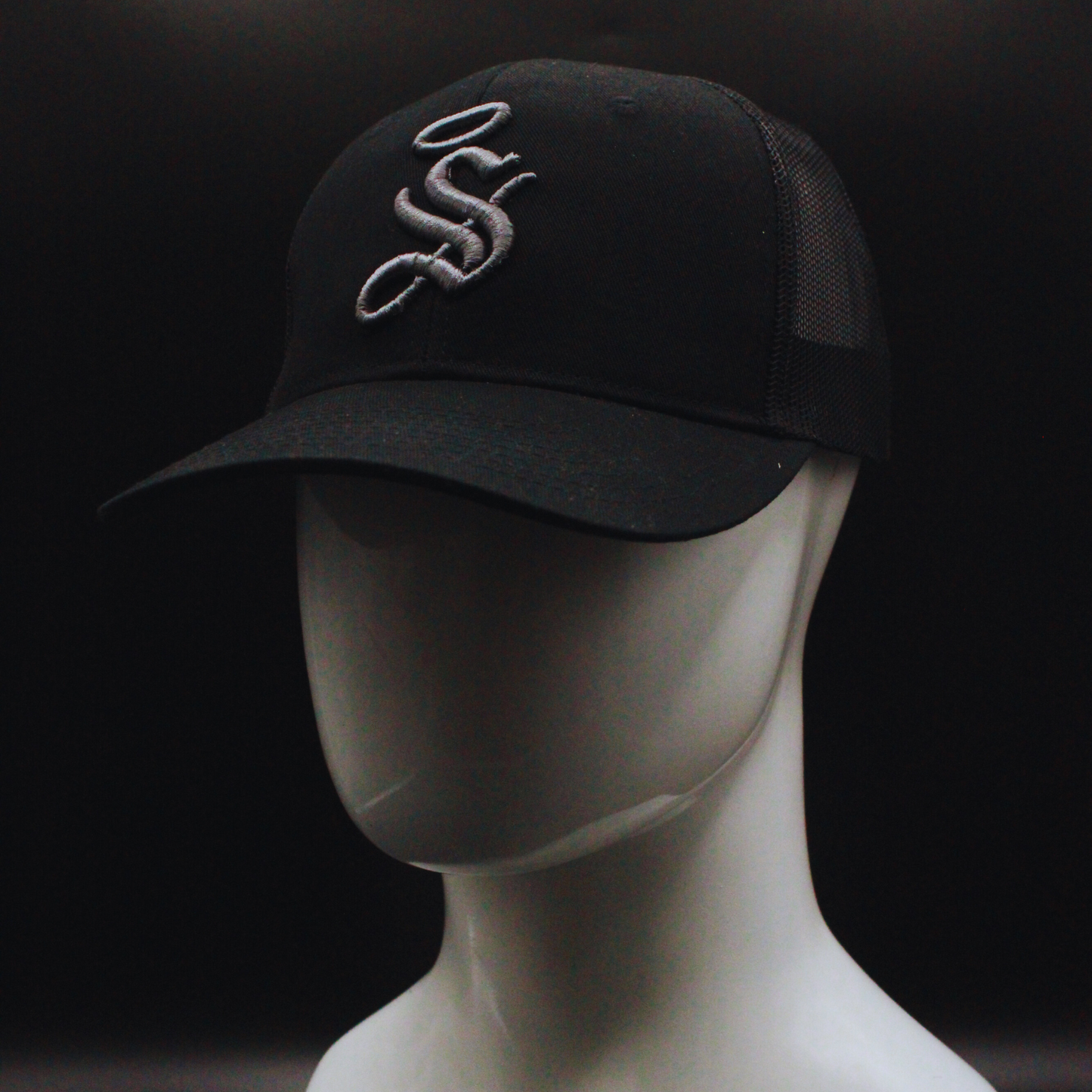 GORRA "S" 3D EN COLOR NEGRO